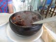 25 lokalnej feijoady (fejżoady) – gulaszu z czarna fasolą,