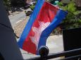 Flaga kambodżańska powiewa z balkonu