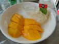 Na deser mango z ryżem i sosem kokosowym