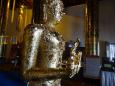 Złote listki na statui Buddy w geście pojednania waśni